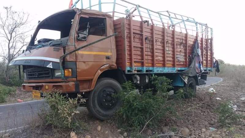 A canter full of pilgrims returning from Sri Khuralgarh Sahib overturned